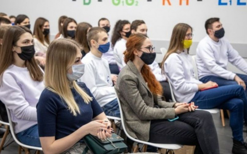 Пример для других городов: замминстра молодежи и спорта посетила Мариуполь