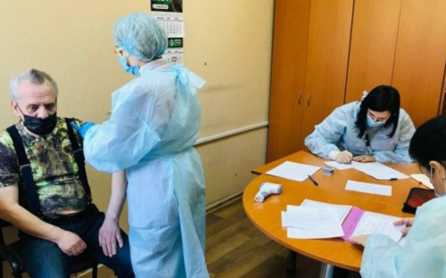 В Мариуполе от COVID-19 вакцинируют учителей и сотрудников МТТУ. Привиться могут все желающие