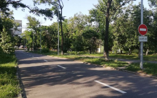 В центре Мариуполя появились новые дорожные знаки. Автомобилисты рискуют и едут «против шерсти»