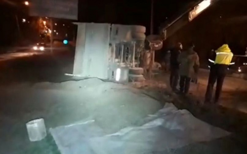 Два грузовика перевернулись в Мариуполе (ВИДЕО)