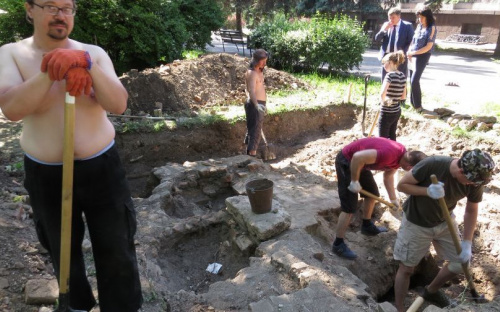В центре Мариуполя нашли вход в таинственное подземелье. Начаты раскопки (ФОТО+ВИДЕО)
