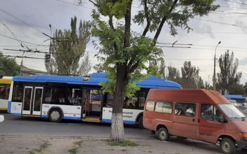 Грузовой фургон въехал в троллейбус в Мариуполе