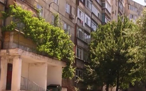 Мариупольчанка второй месяц заливает соседей канализационными стоками (ФОТО)