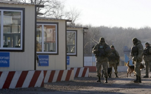 Вблизи Мариуполя пограничники помогли женщине с инвалидностью и онкологическим заболеванием