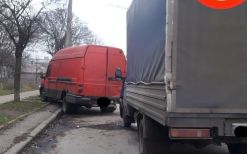 Припаркованный на мариупольской улице микроавтобус вылетел на тротуар