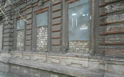 В Мариуполе закрыли вход в опасное здание возле школы и детсада (ФОТО)