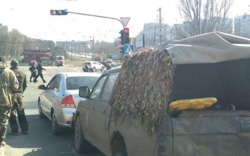 В Мариуполе военный пикап врезался в гражданскую легковушку (ФОТО)