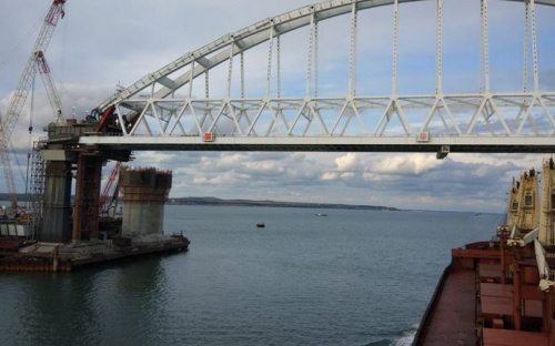 Чтобы пройти под Керченским мостом, судну из Мариуполя укоротили мачту (ФОТО)