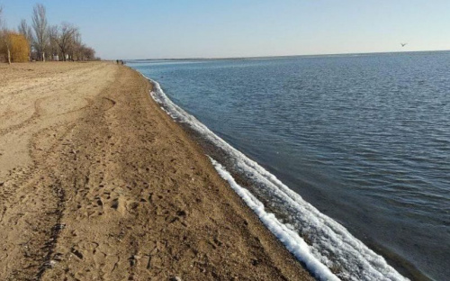 В Мариуполе берег моря покрылся льдом (ФОТОФАКТ)