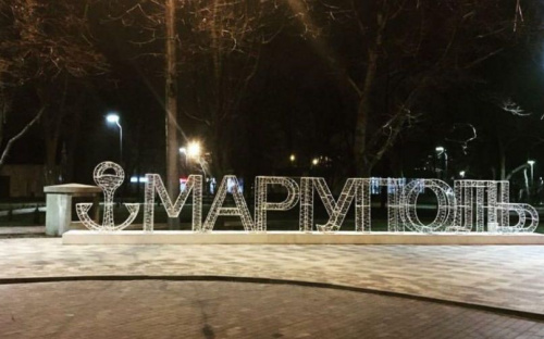 Бант на театре, медведи на площади, арки в сквере - праздничная иллюминация украсила Мариуполь (ФОТО)