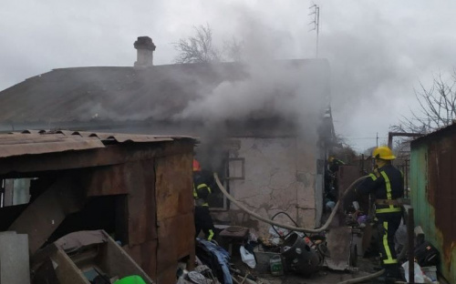 В Мариуполе при пожаре едва не задохнулся мужчина