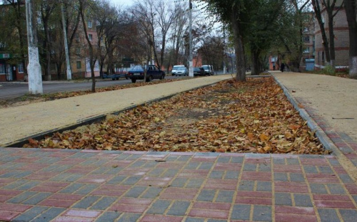 В Мариуполе два проспекта соединили разноцветным тротуаром