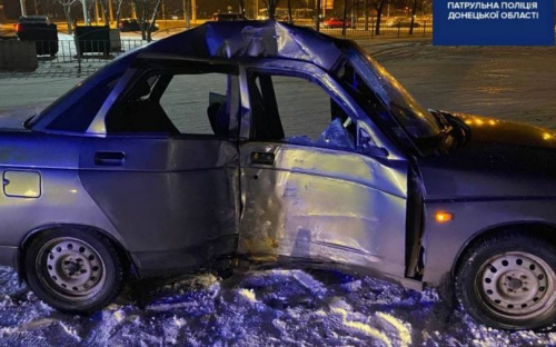 Помятое железо и пострадавшие: в Мариуполе автомобиль занесло в столб