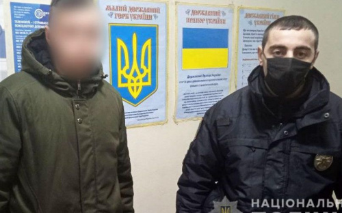 Мариуполец бросил топор с балкона ради популярности