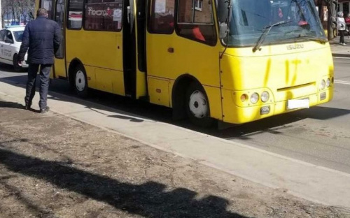 Два ДТП на одном месте: в Мариуполе маршрутка наехала на женщину-пешехода, а «ВАЗ» - на «Hyundai»