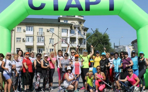 Более 100 мариупольцев установили рекорд Украины по скандинавской ходьбе