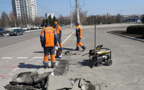 В Мариуполе более 200 дорожных участков станут комфортабельнее (ФОТО+ВИДЕО)