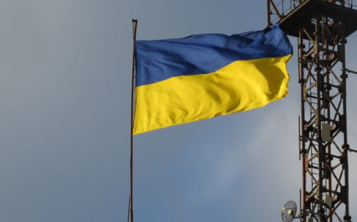 В Мариуполе заменили повреждённый флаг Украины в центре города
