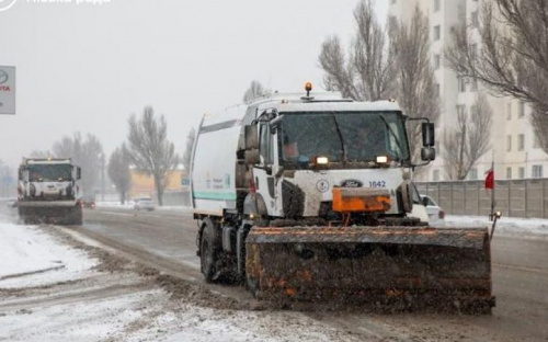 В Мариуполе на борьбу с метелью вывели спецтехнику