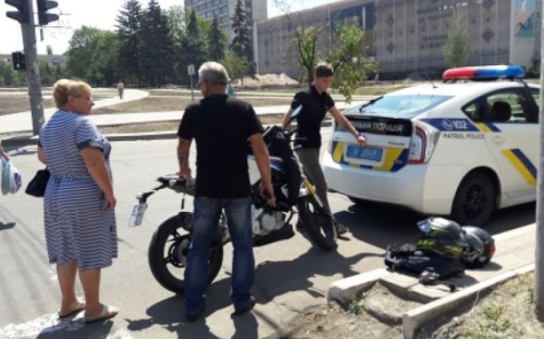 В Мариуполе мотоцикл BMW протаранил джип Ssang Yong (ФОТОФАКТ)