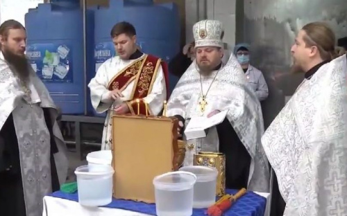 Маломобильным мариупольцам передадут тысячи литров освященной воды