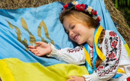 На концерте в вышиванке или на кухне с тортиком – как мариупольцы отпразднуют День независимости (ВИДЕООПРОС)