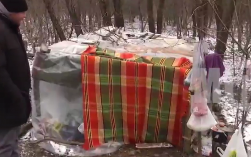 Почему супруги мерзли в полиэтиленовом шалаше в мариупольском парке, и как им помогут с жильем