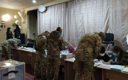 В село под Мариуполем свозят военных, они фотографируют бюллетени