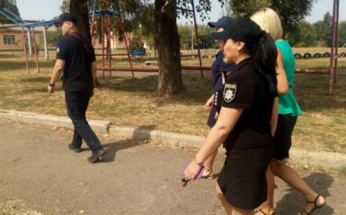 В Мариуполе взрывотехники проверяют школы перед началом учебного года (ФОТО)