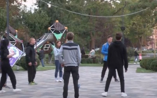 Удары по голове и разбитые стекла: в мариупольском театре недовольны соседством волейболистов