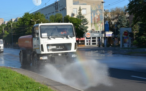 Дороги в Мариуполе снова поливают водой (ФОТО)