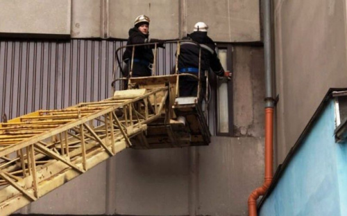 Спасатели устраняют «нависшую» опасность в жилом районе Мариуполя