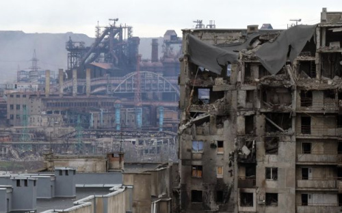 В окупованому Маріуполі зі зброєю місто захищали цивільні пенсіонери та юнаки