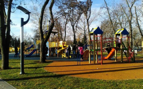 Мариупольцы в локдаун привели детей на игровую площадку в парке «Веселка»