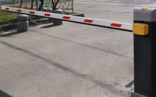 Парковке – нет! Возле мариупольской школы хотят поставить шлагбаум и нанести «зебру»