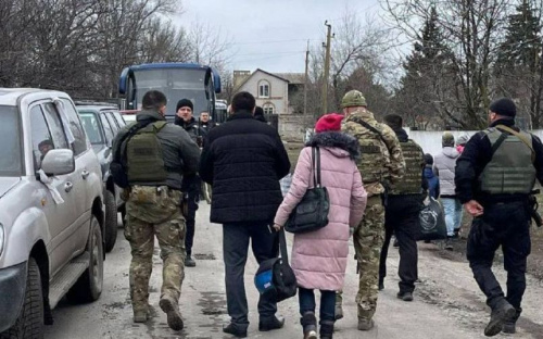 Как проходит эвакуация жителей обстрелянной Волновахи