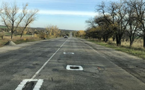 На трассе в Приазовье жители обозначали ямы краской (ФОТОФАКТ)