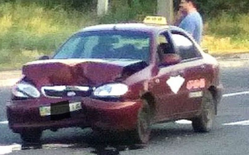 На мариупольском перекрёстке Daewoo взял на таран Daihatsu (ФОТО)