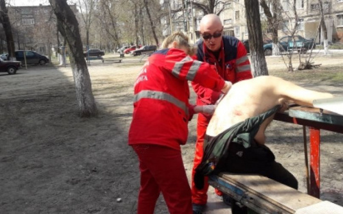 В Мариуполе во дворе многоэтажки ударили ножом пенсионера (ФОТО)