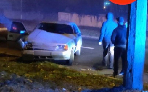 В Мариуполе водитель въехал в электроопору