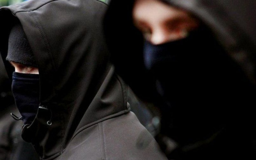 В Мариуполе налётчики в черном разорвали агитационную палатку, травмировав женщину 