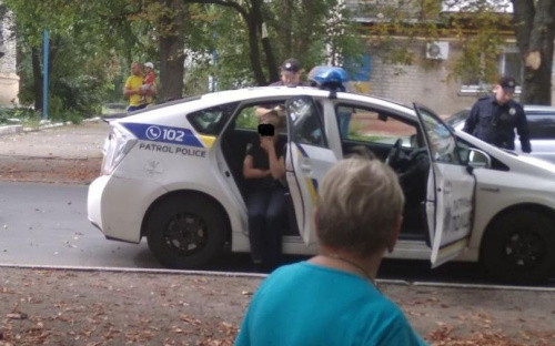 Женщина, которую сбила машина мариупольской полиции, скончалась
