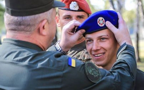Офицер из Мариуполя завоевал право носить берет с отличием (ФОТО+ВИДЕО)