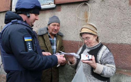Нет медиков и лекарств: как живут пенсионеры в прифронтовом поселке под Мариуполем (ФОТО+ВИДЕО)