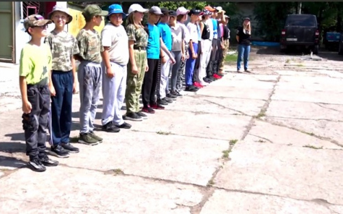 В окупованому Маріуполі дітей зганяють у військові табори - що відомо