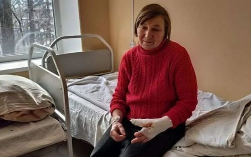 Стало известно, в каком состоянии пострадавшая от обстрела на Донбассе