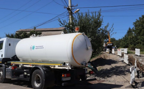 На окраине Мариуполя меняют аварийный магистральный водовод