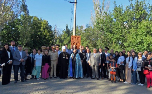 В центре Мариуполя открыли Хачкар