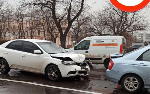 В ДТП с двумя «Kia Cerato» пострадали пешеход и пассажир в Мариуполе