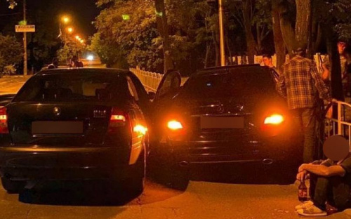 В Мариуполе «Mercedes» врезался в «Skoda» во время посадки пассажиров